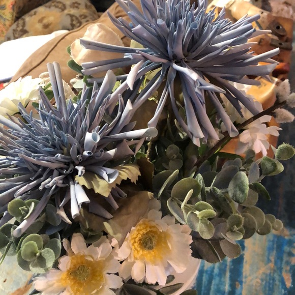 Vintage coffee can with faux floral - Picture 3 of 4